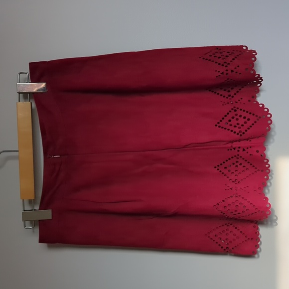 Suede-like red mini skirt - Picture 3 of 7